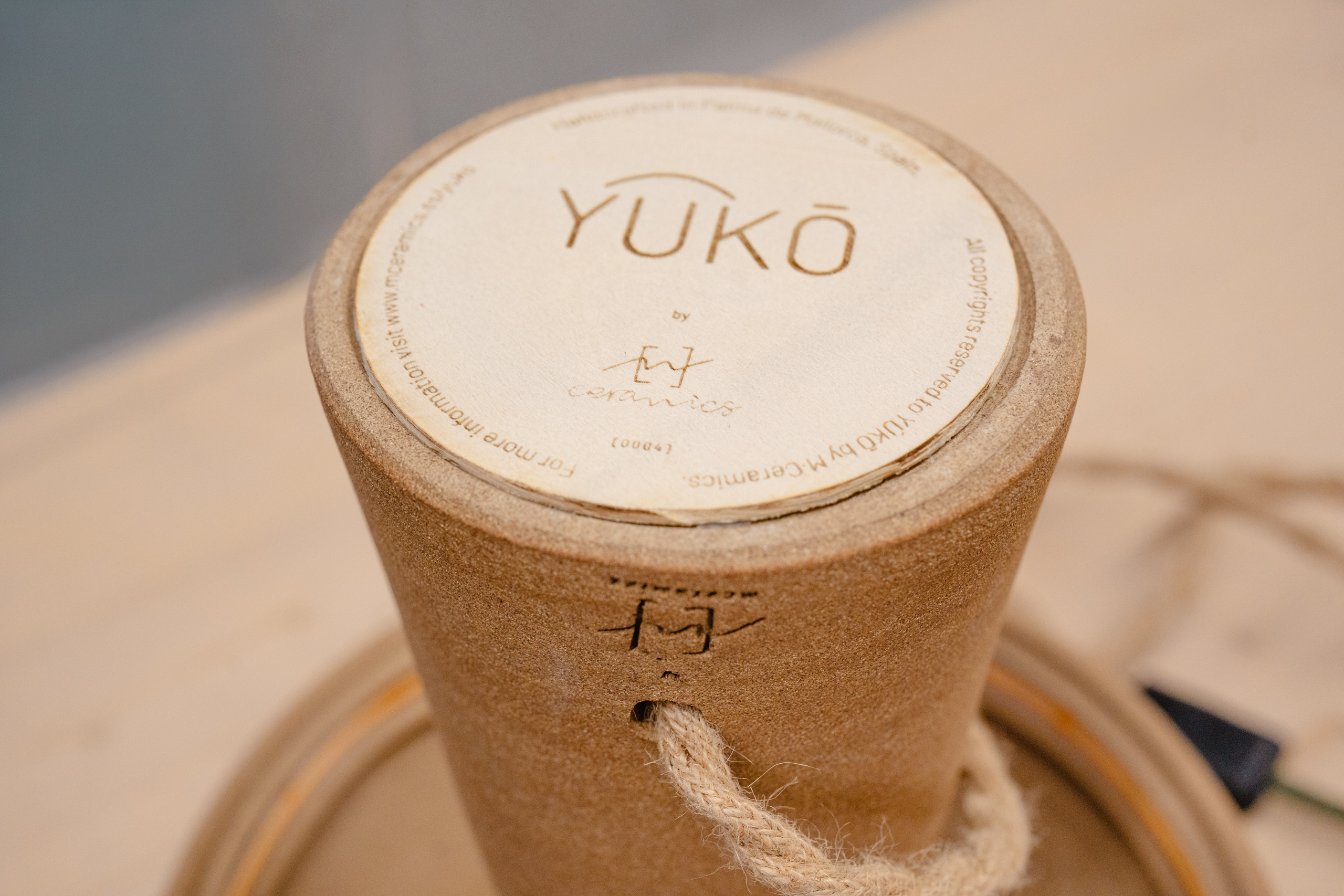Base con logo YÛKŌ by mceramics